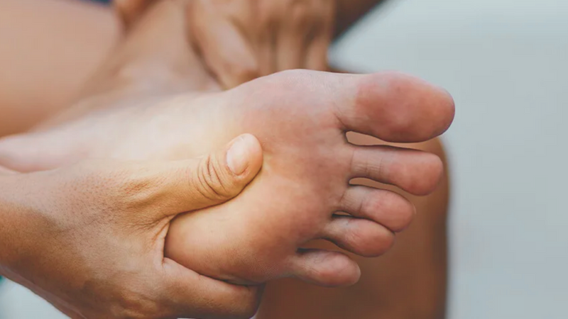 Can smoking cause foot problems?